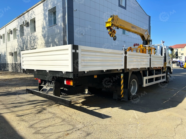 Бортовой грузовик ISUZU 4x2 дв 139kw гп 6 тонн с КМУ XCMG SQS125-4 гп 5 т., 4 секции, стрела 11,2 м, со спальником, задние аутригеры, корзина, ПДУ, колеса с 8 шпильками. Фото 5
