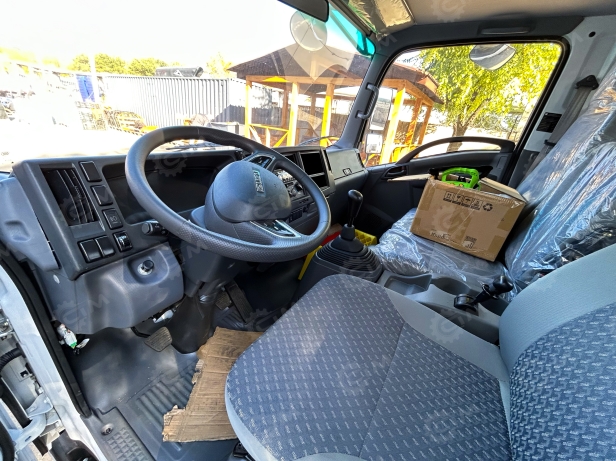 Бортовой грузовик ISUZU 4x2 дв 139kw гп 6 тонн с КМУ XCMG SQS125-4 гп 5 т., 4 секции, стрела 11,2 м, со спальником, задние аутригеры, корзина, ПДУ, колеса с 8 шпильками. Фото 16