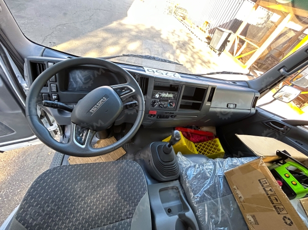 Бортовой грузовик ISUZU 4x2 дв 139kw гп 6 тонн с КМУ XCMG SQS125-4 гп 5 т., 4 секции, стрела 11,2 м, со спальником, задние аутригеры, корзина, ПДУ, колеса с 8 шпильками. Фото 17