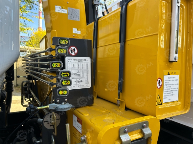 Бортовой грузовик ISUZU 4x2 дв 139kw гп 6 тонн с КМУ XCMG SQS125-4 гп 5 т., 4 секции, стрела 11,2 м, со спальником, задние аутригеры, корзина, ПДУ, колеса с 8 шпильками. Фото 18