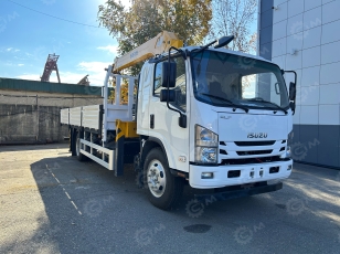 Бортовой грузовик ISUZU 4x2 дв 139kw гп 6 тонн с КМУ XCMG SQS125-4 гп 5 т., 4 секции, стрела 11,2 м, со спальником, задние аутригеры, корзина, ПДУ, колеса с 8 шпильками. Фото 1