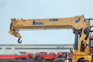 Бортовой грузовик ISUZU 8х4 дв 279kw с КМУ XCMG SQS350-5 гп 14 тонн 5 секций длина стрелы 19,6м  кузов 7000х2450х550мм. Фото 1