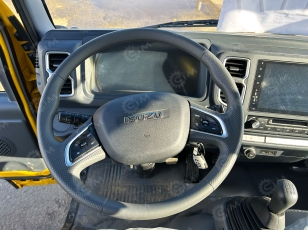 Бортовой грузовик ISUZU 4x4 дв 96Kw гп 2т двойная кабина кузов 3245х1850х400 с тентом под категорию B (новый интерьер кабины, серебряная металлическая краска). Фото 3
