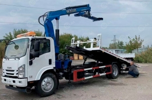 Бортовой грузовик - эвакуатор на шасси ISUZU 4x2 дв 139kw гидравлическим КМУ WANBANG SQS125-4 гп 5т сдвижная платформа, лебёдка, корзина, съемные алюминиевые борта. Фото 1