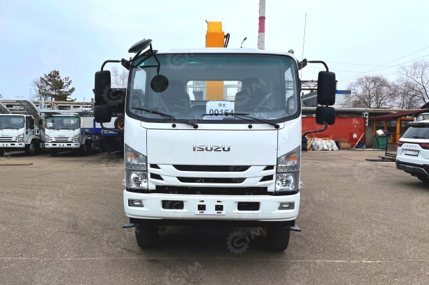 Бортовой грузовик ISUZU 4x4 дв 151kw гп 6 тонн, кабина ELF с КМУ XCMG SQS125 гп 5т, 4 секции, cтрела 11,2м кузов 4200*2400*500мм, подключаемый полный привод. Фото 2