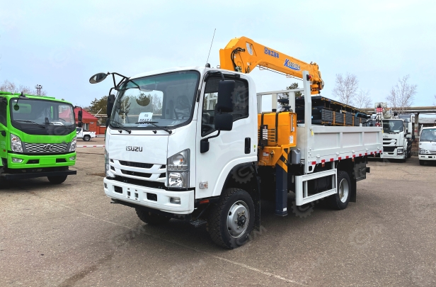 Бортовой грузовик ISUZU 4x4 дв 151kw гп 6 тонн, кабина ELF с КМУ XCMG SQS125 гп 5т, 4 секции, cтрела 11,2м кузов 4200*2400*500мм, подключаемый полный привод. Фото 3