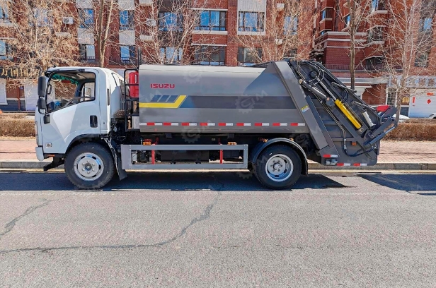 Мусоровоз на шасси ISUZU 4x4 дв 139Kw гп 5т объем 8м3 степень сжатия 1/5. Фото 2