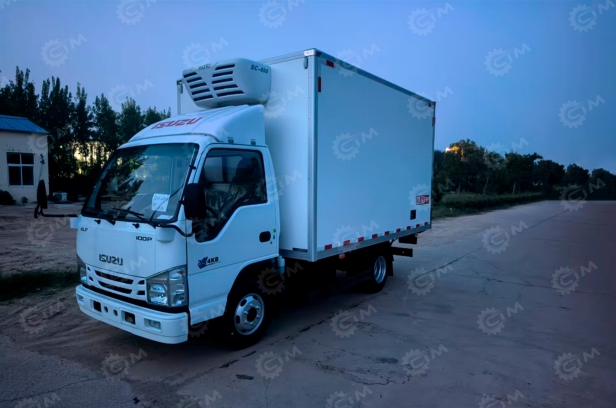 Фургон рефрижератор на шасси ISUZU 4х2 дв 96Kw гп 2-3т (фургон 4080X2100X2100) холодильная установка Carrier D5, боковая дверь. Фото 2