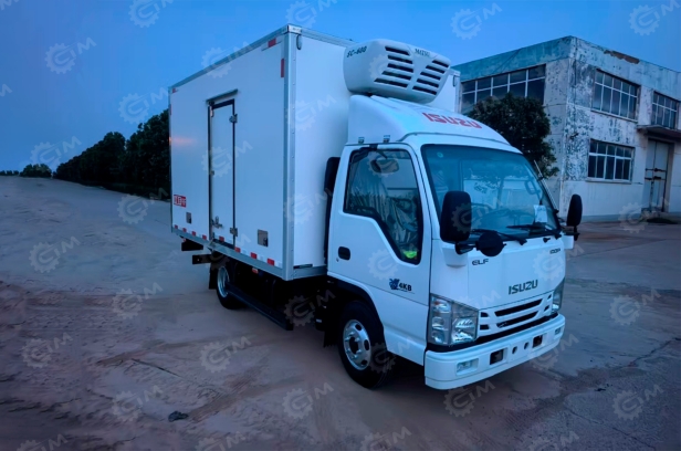 Фургон рефрижератор на шасси ISUZU 4х2 дв 96Kw гп 2-3т (фургон 4080X2100X2100) холодильная установка Carrier D5, боковая дверь. Фото 3