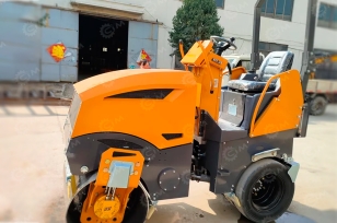 Дорожный мини-каток Storike ST2500 дизельный (дв. CHANGCHAI 3M78, 25л.с.), насос низкого давления для битума. Фото 2